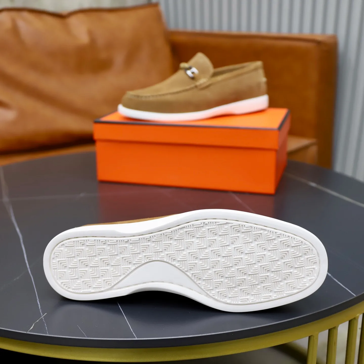 Ex-factory price: 540💰Hermès/Hermès slip-on men's shoes. This shoe is made of imported cow suede leather, with simple and smooth lines, and a 3CM rubber foam ultra-light sole combined with aerodynamic design! Youthful and fashionable, H button decoration, contrasting leather embellishment on the heel, calf lining to gently wrap your feet, with embossed logo cowhide feet, leather rock strips, casual and urban style, highlighting youthful vitality, sports and leisure version, super versatile Size number: 38-39-40-41-42-43-44 Standard leather shoe size (45 can be customized but does not support returns)